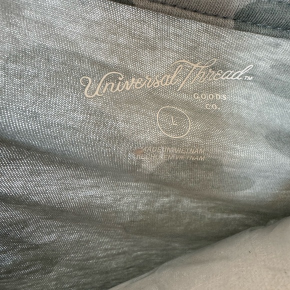 Universal Thread Womens Vneck Tshirt - Picture 2 of 4